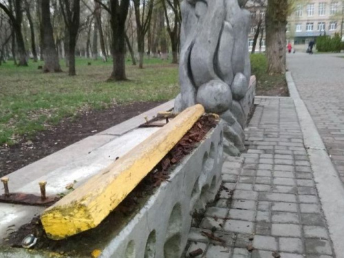 В центре Авдеевки вандалы растерзали лавочку (ФОТОФАКТ)