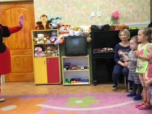 Куклы из "Барбариков" познакомили авдеевскую детвору с правилами поведения с незнакомыми предметами