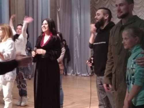 Авдеевку впечатлили местные и приезжие артисты: звучали хиты, новинки и гимн акапелла (ФОТО)