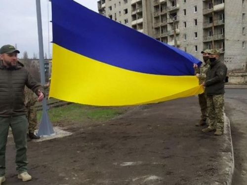 В Авдіївці з’явився новий оберіг – флаг України на в’їзді в місто з боку Донецька