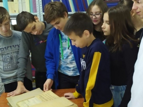 Школьники Авдеевки прикоснулись к истории в городском архиве (ФОТО)