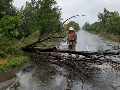 В Донецкой области спасатели ГСЧС устраняют последствия непогоды в круглосуточном режиме