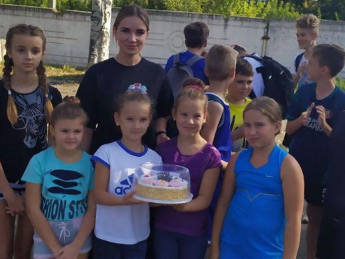 В Авдеевке в День физкультуры и спорта награждали сладостями (ФОТО)