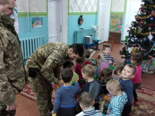 Авдеевские "симики" накануне праздников развезли подарки детям и военным (ФОТО)