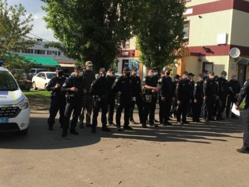 На вулиці Авдіївки вийшли посилені наряди поліції