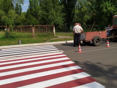 В Авдеевке приступили к обновлению пешеходных переходов (ФОТОФАКТ)