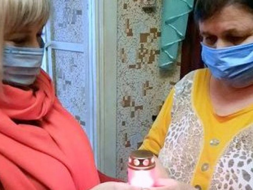 В Авдеевке социальные работники терцентра передали своим подопечным Вифлеемский огонь