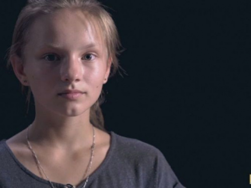 Карина из Авдеевки: Когда начался обстрел, мы с подругой забежали в подъезд и начали плакать (ВИДЕО)