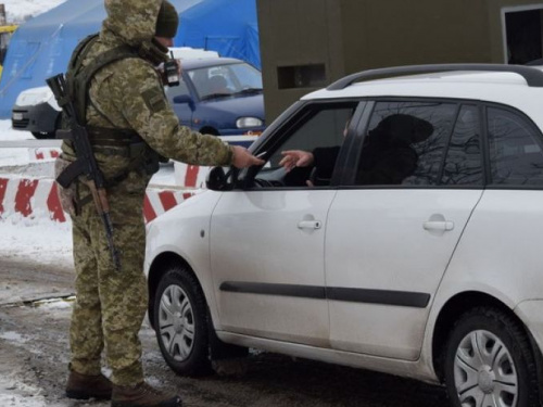 Донбасские КПВВ: пропущен гуманитарный груз, задержана косметика