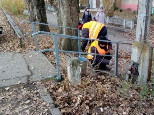 Комунальники обладнали спуск для авдіївців біля будівлі з соцустановами 