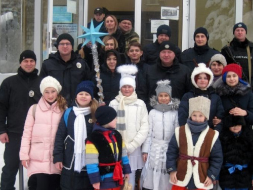 К полицейским Авдеевки пришли колядники (ФОТО)