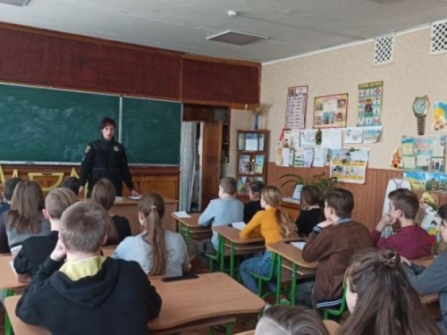 Правоохранители Авдеевки рассказали местным школьникам о буллинге 