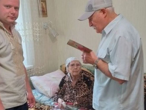 Добрая традиция: в день рождения адеевского ветерана поздравили представители власти