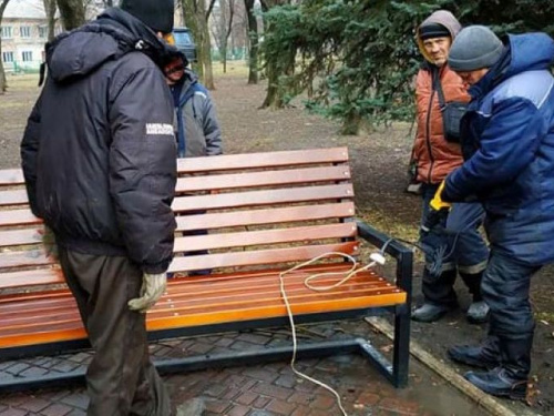 Комунальники Авдіївки встановили нові лави біля пам'ятнику Шевченко (ФОТОФАКТ)