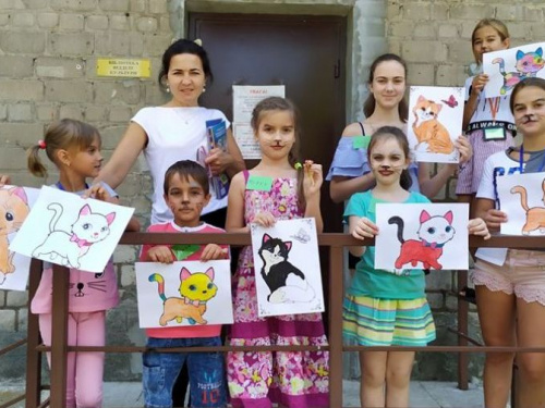 Детвора Авдеевки устроила в библиотеке «кошачьи чтения»