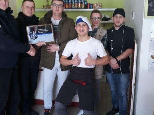 Суши-бар в Авдеевке присоединился к движению "Тонкая синяя линия"