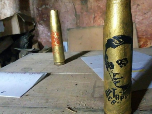 Фотофакт: мемориал защитникам Авдеевской промзоны пополнился «шевченковской гильзой»