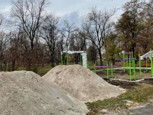 В Авдіївці у парку залізничників будують мультифункціональний спортивний майданчик