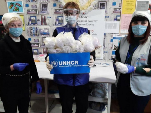 Жителям и медикам прифронтовых закрытых населенных пунктов  передали 600 защитных масок