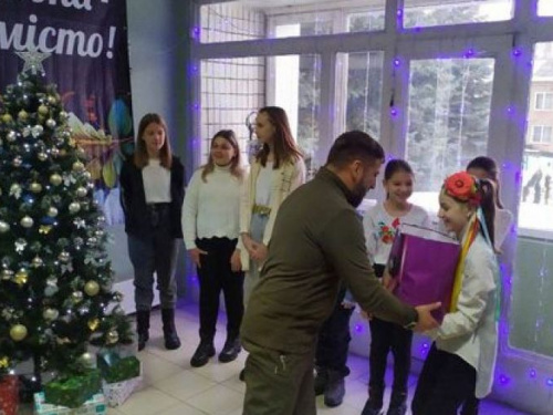 Учні Авдіївки заколядували у міській військово-цивільної адміністрації 