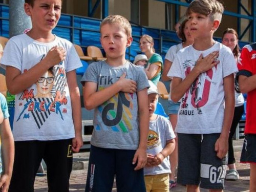 В Киеве игравшие в дворовой футбол дети спели гимн Украины. Их пригласили заниматься футболом профессионально