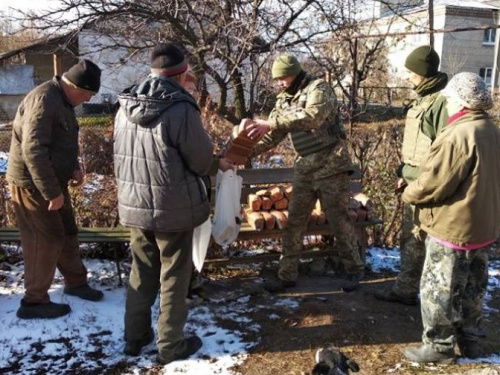 Авдеевские "симики" доставили мирным жителям  хлеб и теплые вещи, а военным – маскировочную сетку