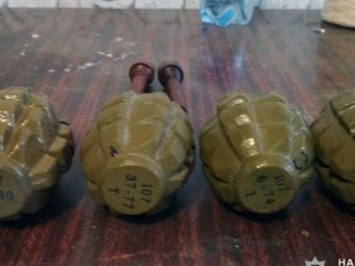 В Авдеевке задержали женщину с гранатами: опубликованы фото