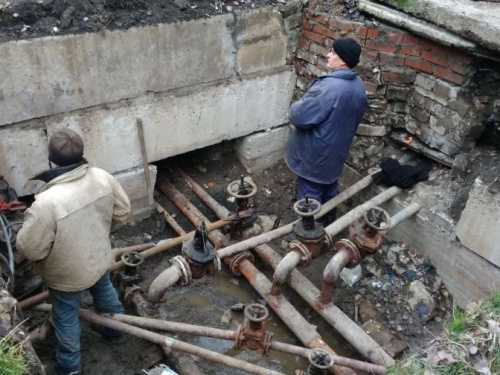 Авдеевские коммунальщики борются с разорвавшимися трубами (ФОТОФАКТ)