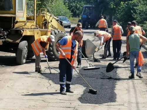 В старой части города коммунальщики выполняют ямочный ремонт автодорог