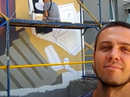 Художник из Авдеевки расписал стену в райцентре Харьковской области