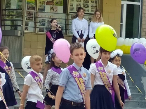 В школах Авдеевки прозвенели последние звонки (ФОТО)