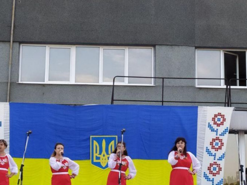 День независимости в Авдеевке: награждения, метания красок и концерт (ФОТОРЕПОРТАЖ)
