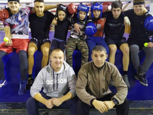 Спортивная амуниция, медикаменты и не только: авдеевские боксёры получили нужные подарки к Новому году (ФОТО)