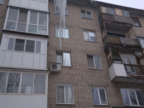 Авдеевка обросла сосульками длиной в три этажа: фотофакт