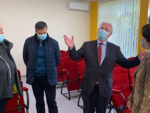 Специальный представитель ЕС по правам человека Эймон Гилмор посетил обновленную музыкальную школу