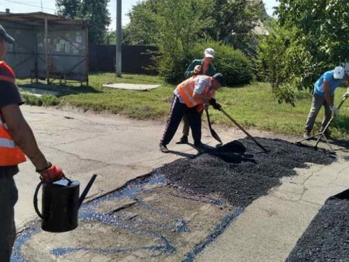 В Авдеевке коммунальная служба продолжает ремонтировать дороги в старой части города