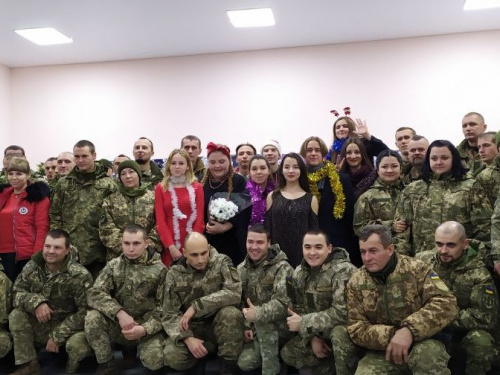 Защитники Авдеевки посетили новогодний  концерт