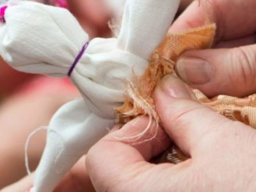 Детвора из Орловки ко Дню семьи смастерила мотанки для родных и близких