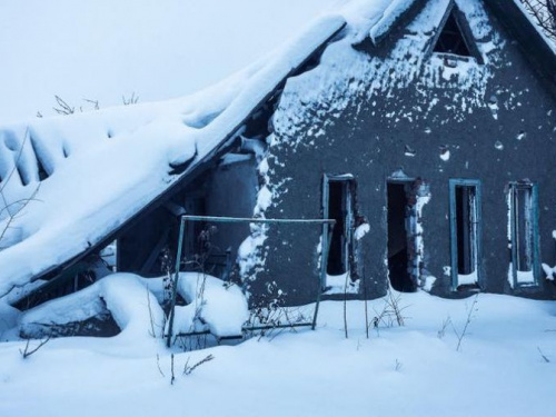 Авдеевская промка:  снег скрыл нанесенные войной "раны" (ФОТО)