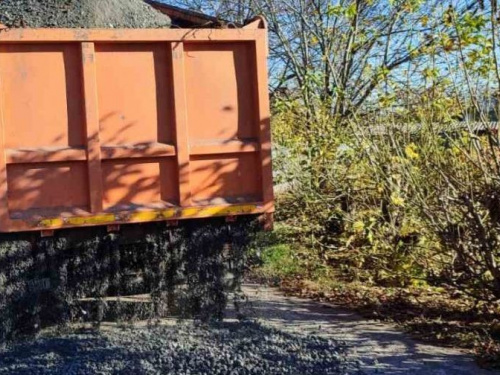 Комунальники Авдіївки відсипають шлаком грунтові дороги у старій частині міста