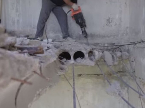 В Авдеевке ремонтируют легендарную «разукрашку» с лицом учительницы (ФОТО +ВИДЕО)