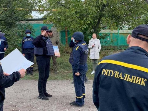 Рятувальників, які відновлюють житлові будинки в Авдіївці, привітали з професійним святом