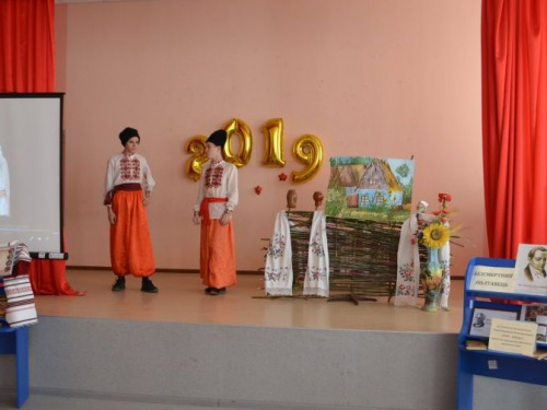 Вікторини, радіодиктант, фестиваль, музей: діти Авдіївки яскраво відзначили День української писемності та мови (ФОТО)