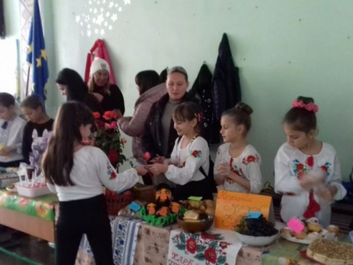 В одной из школ Авдеевки устроили вкусную ярмарку (ФОТО)