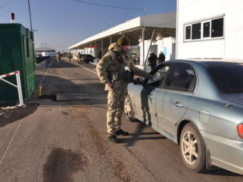 Пограничники не пропустили через КПВВ в Донецкой области груженную продуктами машину