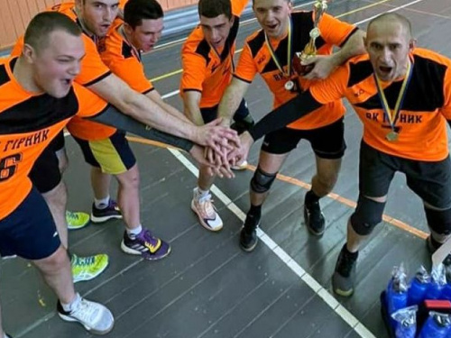 Кубок по волейболу от профкома АКХЗ уехал в Горняк