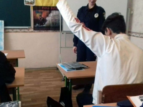 Авдеевские копы вышли на информационную борьбу с насилием (ФОТО)