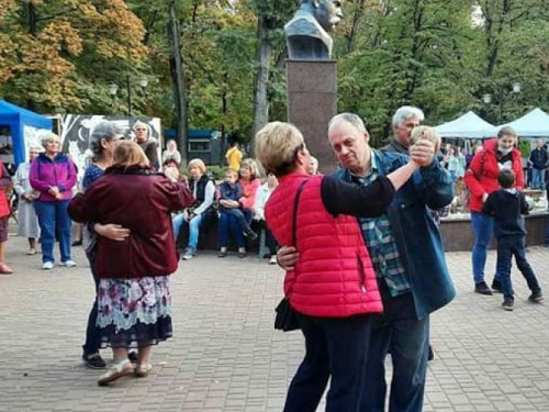 АВДЕЕВКА ФМ: на бульваре Шевченко много и задорно танцевали