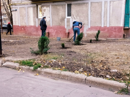 Жители ОСМД «Юбиляр-Авдеевка» обустраивают придомовую территорию в рамках конкурса «Преобразим Авдеевку вместе!» (ФОТОФАКТ)