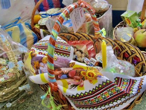Сотрудники коксохима собирают пасхальные подарки